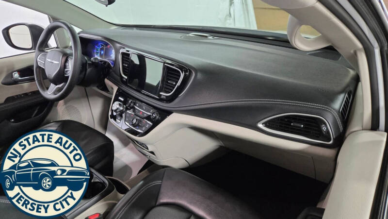 2023 Chrysler Pacifica Plug-In Hybrid Touring L