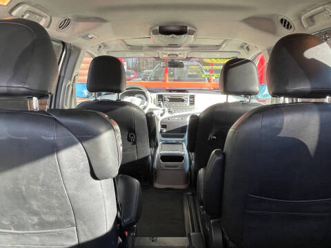 2011 Toyota Sienna SE 8-Passenger