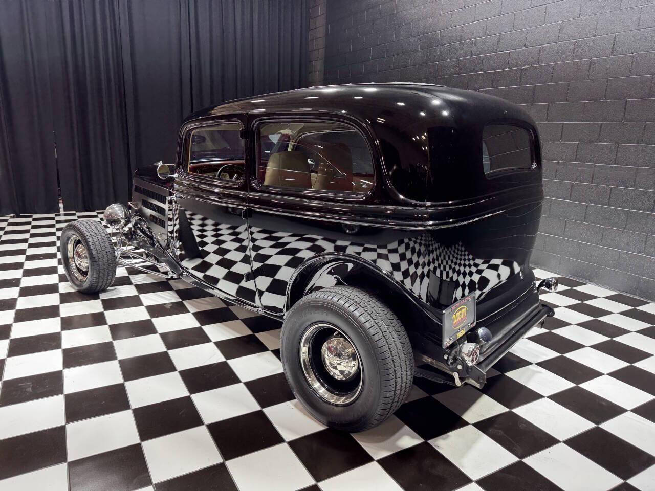 1933 Ford Tudor 5