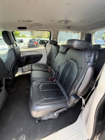 2017 Chrysler Pacifica Touring-L