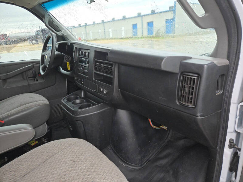 2017 Chevrolet Express Cutaway Base photo 28