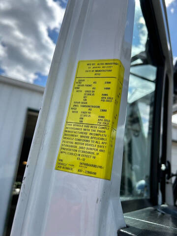 2013 International 7300 Digger Derrick Truck