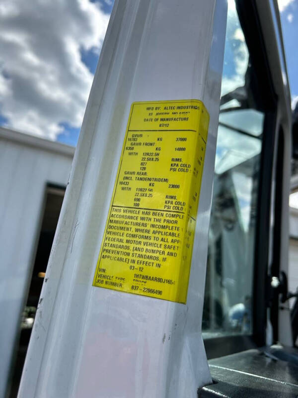 2013 International 7300 Digger Derrick Truck