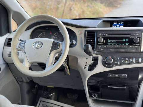 2013 Toyota Sienna LE 8-Passenger