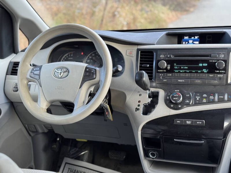2013 Toyota Sienna LE 8-Passenger