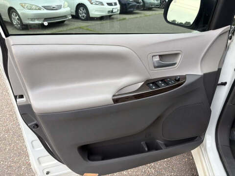2017 Toyota Sienna XLE 7-Passenger Auto Access Seat