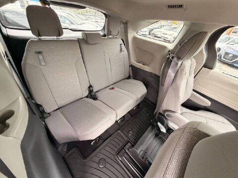 2022 Toyota Sienna LE 8-Passenger