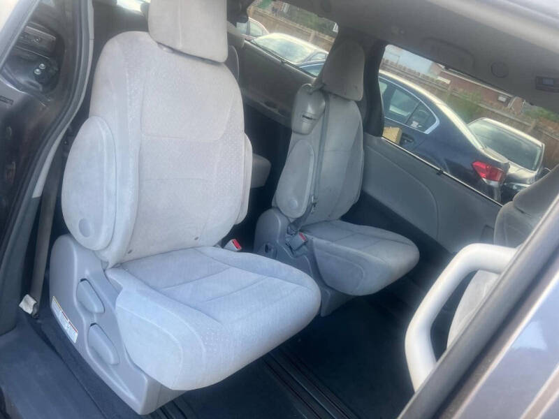 2015 Toyota Sienna LE 8-Passenger
