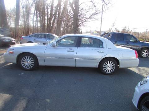 2004 Lincoln Town Car for sale at Nutmeg Auto Wholesalers Inc in East Hartford CT