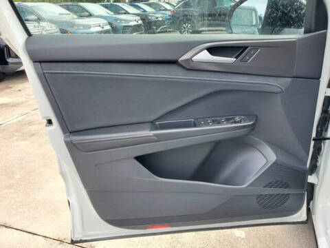 2026 Volkswagen Taos SE Black