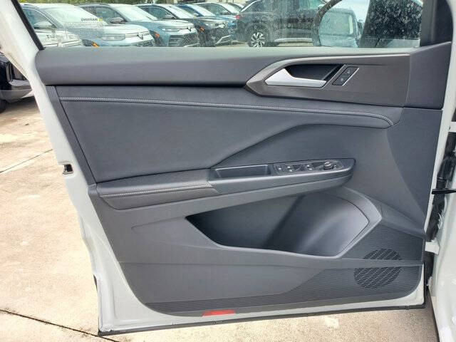 2026 Volkswagen Taos SE Black