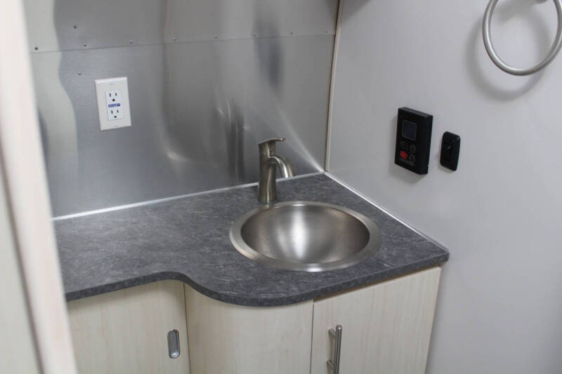 2022 Airstream Flying Cloud 27FB Twin