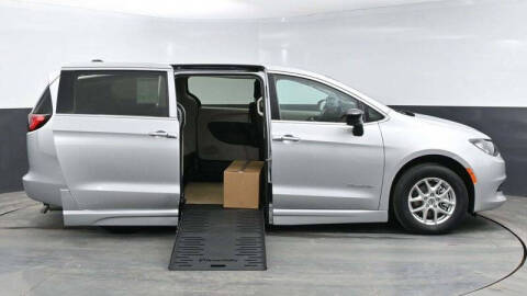 2024 Chrysler Voyager LX