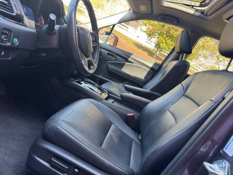 2022 Honda Pilot Touring w/Rear Captain's Chairs