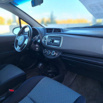 2012 Toyota Yaris 5-Door SE