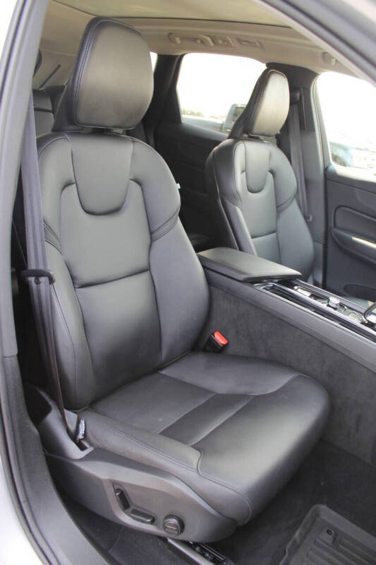 2024 Volvo XC60 B5 Core Dark Theme