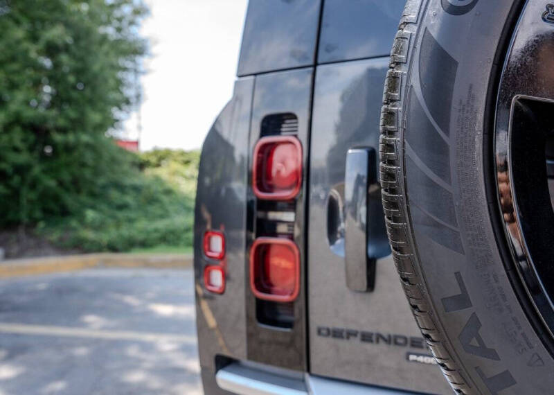 2023 Land Rover Defender 110 SE