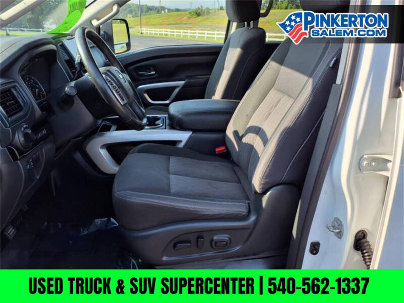 2022 Nissan Titan SV