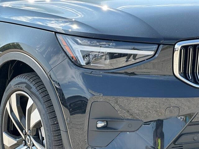 2025 Volvo XC40 B5 Ultra Bright Theme