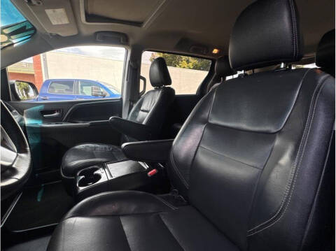 2017 Toyota Sienna SE Premium 8-Passenger