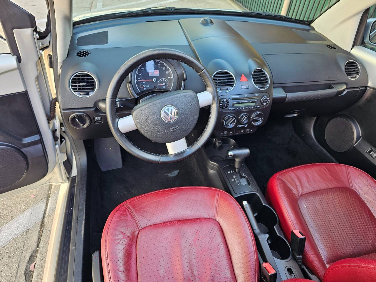 2009 Volkswagen New Beetle Convertible 24