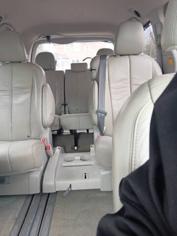 2012 Toyota Sienna XLE 7-Passenger Auto Access Seat