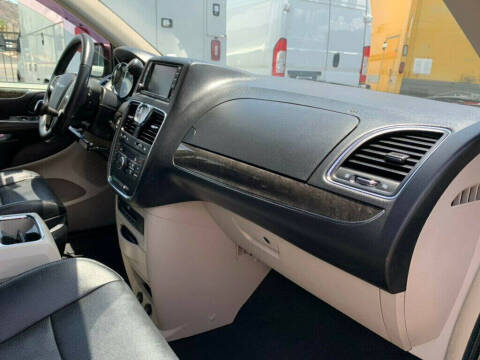 2015 Chrysler Town and Country Touring-L