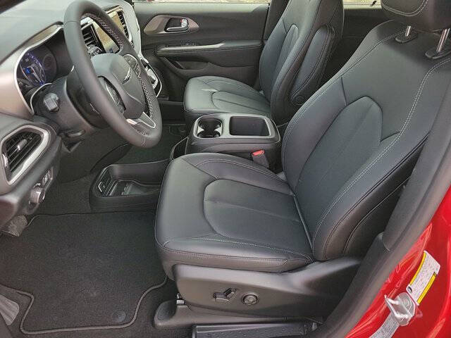 2025 Chrysler Voyager LX