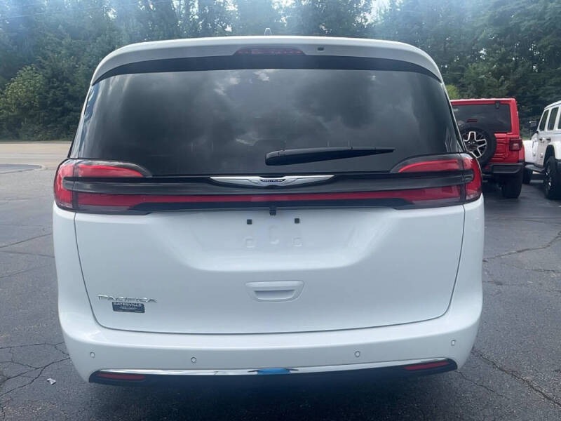 2026 Chrysler Pacifica Select