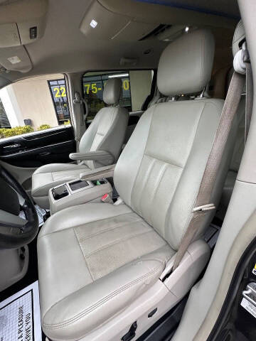 2012 Chrysler Town and Country Touring