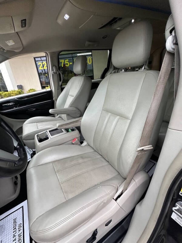 2012 Chrysler Town and Country Touring