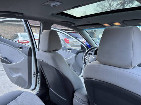 2013 Hyundai Accent SE