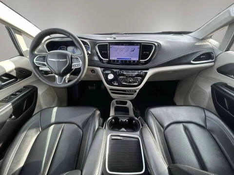 2024 Chrysler Pacifica Plug-In Hybrid Select