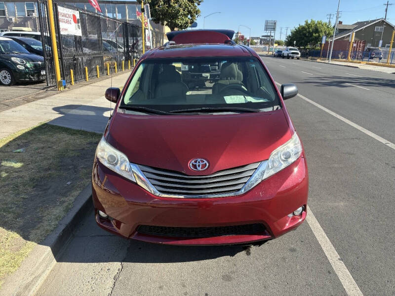 2014 Toyota Sienna XLE 7-Passenger Auto Access Seat