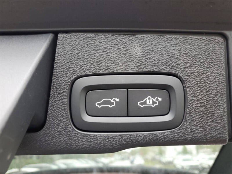 2025 Volvo XC60 B5 Plus Dark Theme