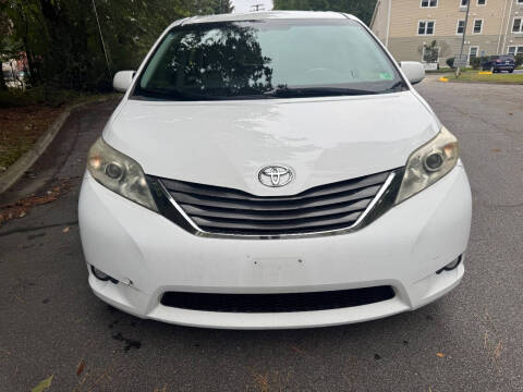 2013 Toyota Sienna XLE 7-Passenger Auto Access Seat