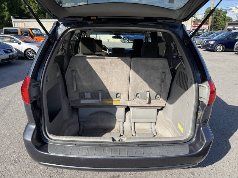 2010 Toyota Sienna LE 8-Passenger