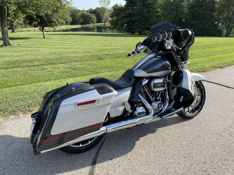 2019 Harley-Davidson CVO Street Glide (FLHXSE)