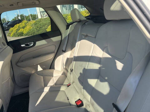 2024 Volvo XC60 B5 Core Dark Theme