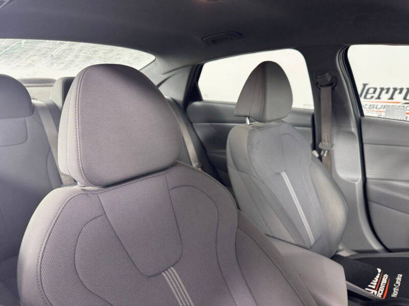 2025 Hyundai Elantra SE