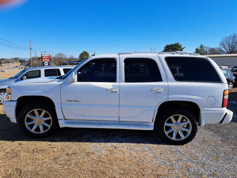 2003 GMC Yukon for sale at CAR-MART AUTO SALES in Maryville TN