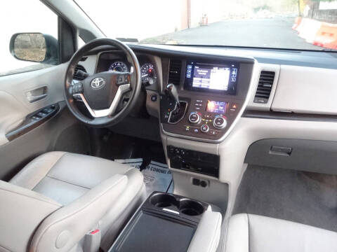 2017 Toyota Sienna XLE Premium 7-Passenger