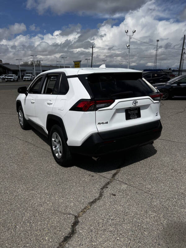 2022 Toyota RAV4 LE
