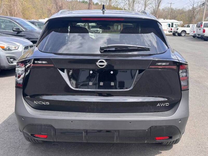 2025 Nissan Kicks SV