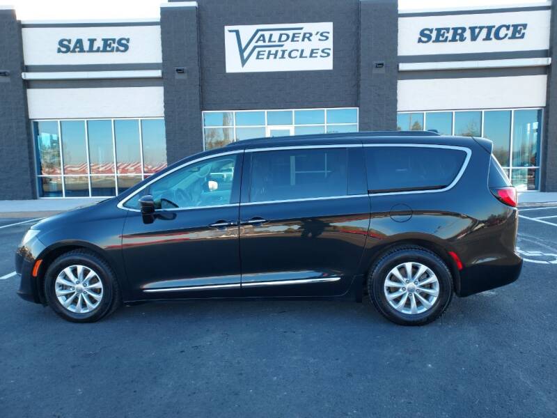 2017 Chrysler Pacifica for sale at VALDER'S VEHICLES in Hinckley MN