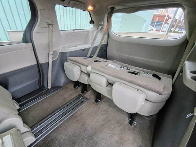 2019 Toyota Sienna XLE 7-Passenger Auto Access Seat