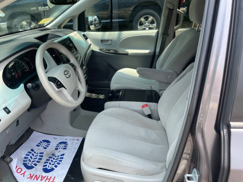 2014 Toyota Sienna LE 8-Passenger