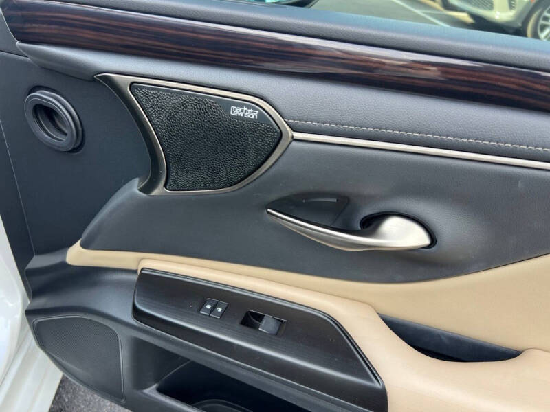 2019 Lexus ES 300h