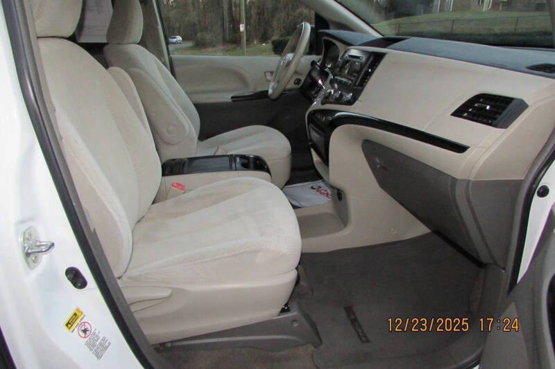 2012 Toyota Sienna LE 8-Passenger