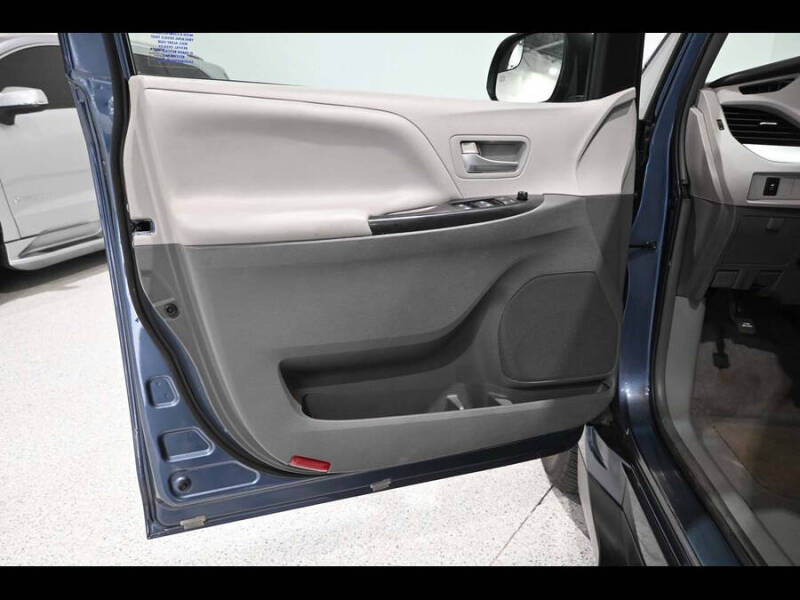 2016 Toyota Sienna LE Mobility 7-Passenger